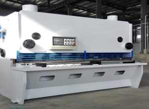 Mașină de forfecare cu ghilotină hidraulică CNC exportată în Chile